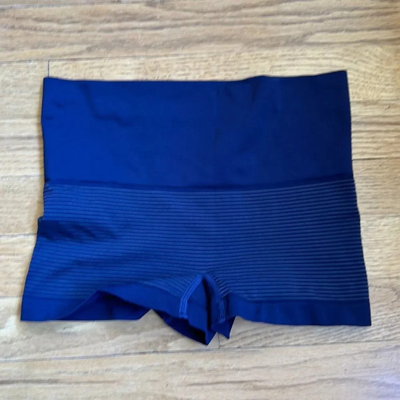 Spanx shorts sz S navy with stripe short shorts excellent pre owned condition - Picture 1 of 3